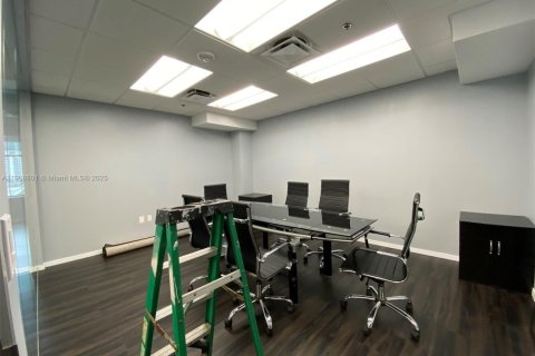 Propiedad comercial en venta en Miami, Florida № 2012847 - foto 11