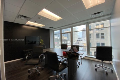 Propiedad comercial en venta en Miami, Florida № 2012847 - foto 3