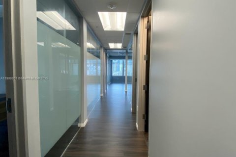 Propiedad comercial en venta en Miami, Florida № 2012847 - foto 10