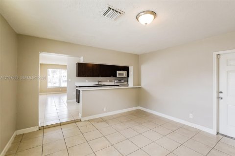 Villa ou maison à louer à Margate, Floride: 4 chambres, 134.52 m2 № 2168591 - photo 5