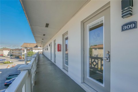 Condominio en venta en Lauderdale Lakes, Florida, 2 dormitorios, 87.7 m2 № 2033192 - foto 21