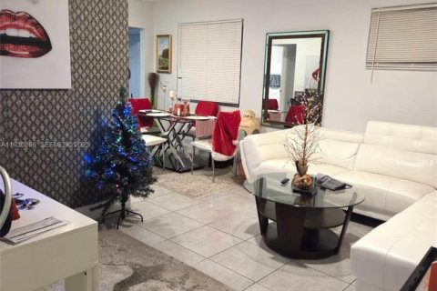 Commercial property in Miami, Florida 136.66 sq.m. № 1991529 - photo 1