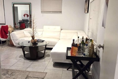 Commercial property in Miami, Florida 136.66 sq.m. № 1991529 - photo 4