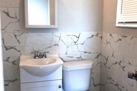 Commercial property in Miami, Florida 136.66 sq.m. № 1991529 - photo 15