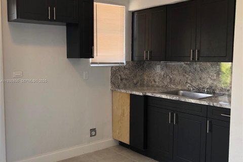 Commercial property in Miami, Florida 136.66 sq.m. № 1991529 - photo 17