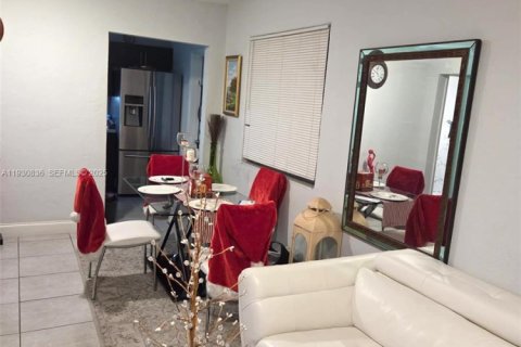 Commercial property in Miami, Florida 136.66 sq.m. № 1991529 - photo 2