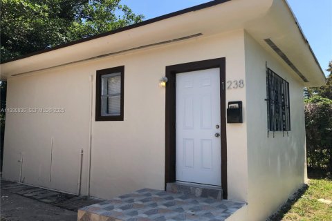 Commercial property in Miami, Florida 136.66 sq.m. № 1991529 - photo 11