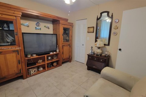 Condo in Tamarac, Florida, 2 bedrooms  № 1966664 - photo 11