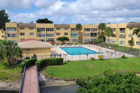 Condo in Tamarac, Florida, 2 bedrooms  № 1966664 - photo 19