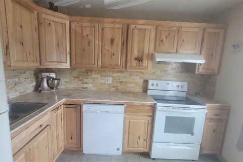 Condo in Tamarac, Florida, 2 bedrooms  № 1966664 - photo 3