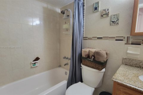 Condo in Tamarac, Florida, 2 bedrooms  № 1966664 - photo 13