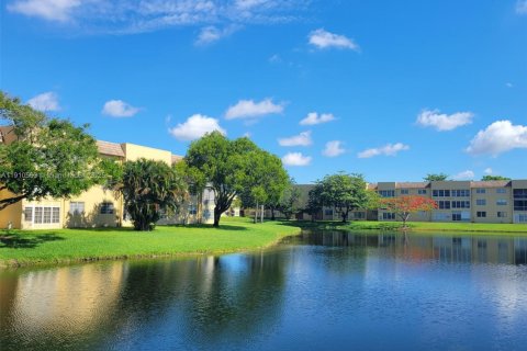 Condo in Tamarac, Florida, 2 bedrooms  № 1966664 - photo 25