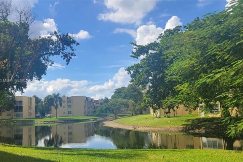 Condo in Tamarac, Florida, 2 bedrooms  № 1966664 - photo 23