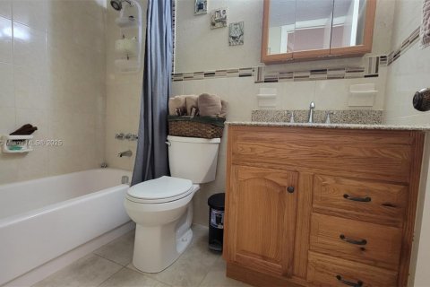 Condo in Tamarac, Florida, 2 bedrooms  № 1966664 - photo 12