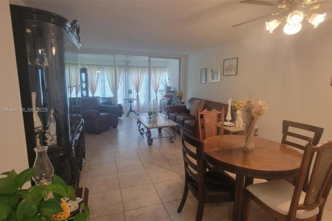 Condo in Tamarac, Florida, 2 bedrooms  № 1966664 - photo 5