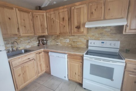 Condo in Tamarac, Florida, 2 bedrooms  № 1966664 - photo 2