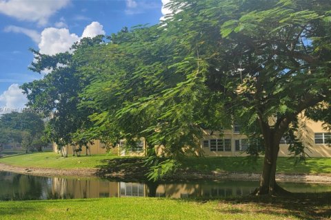 Condo in Tamarac, Florida, 2 bedrooms  № 1966664 - photo 24