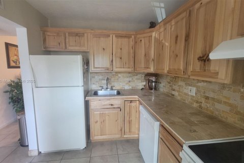 Condo in Tamarac, Florida, 2 bedrooms  № 1966664 - photo 1