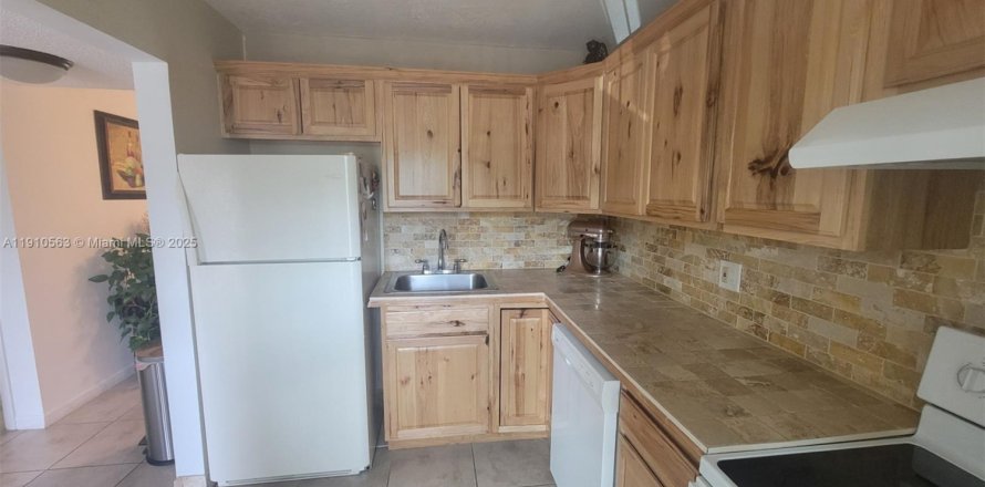 Condo in Tamarac, Florida, 2 bedrooms  № 1966664