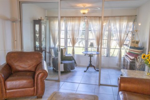 Condo in Tamarac, Florida, 2 bedrooms  № 1966664 - photo 22