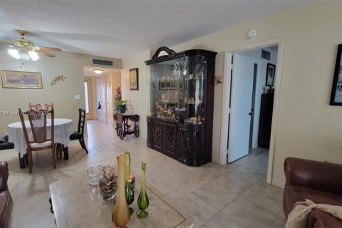 Condo in Tamarac, Florida, 2 bedrooms  № 1966664 - photo 4
