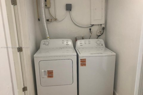 Снять в аренду виллу или дом в Майами, Флорида 3 спальни, 134.71м2, № 1955150 - фото 12