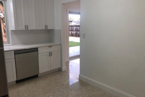 Снять в аренду виллу или дом в Майами, Флорида 3 спальни, 134.71м2, № 1955150 - фото 10