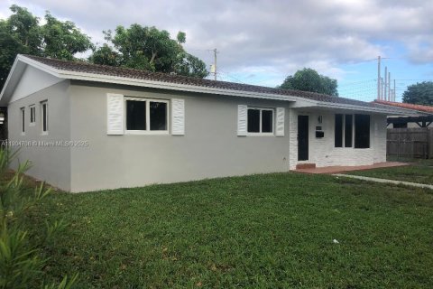 Снять в аренду виллу или дом в Майами, Флорида 3 спальни, 134.71м2, № 1955150 - фото 3