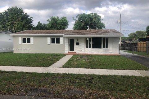 Снять в аренду виллу или дом в Майами, Флорида 3 спальни, 134.71м2, № 1955150 - фото 1