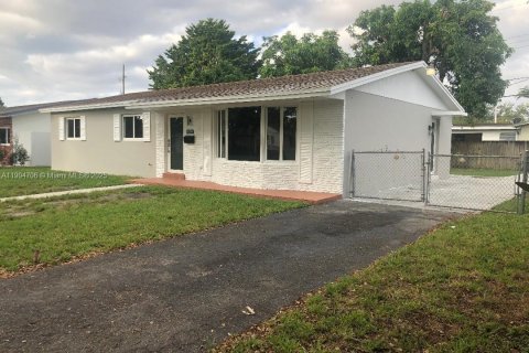 Снять в аренду виллу или дом в Майами, Флорида 3 спальни, 134.71м2, № 1955150 - фото 2