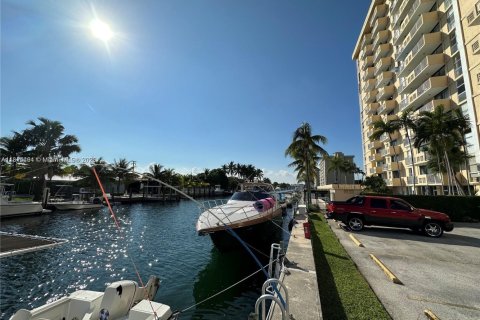 Condo in North Miami, Florida, 1 bedroom  № 1762969 - photo 1