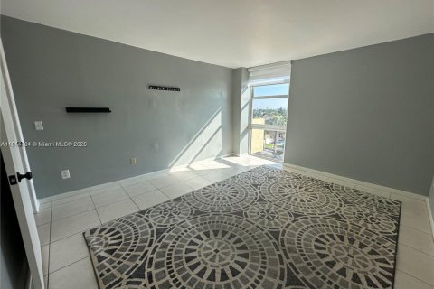 Condo in North Miami, Florida, 1 bedroom  № 1762969 - photo 5