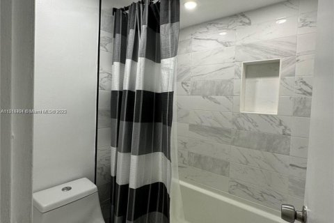 Condo in North Miami, Florida, 1 bedroom  № 1762969 - photo 9
