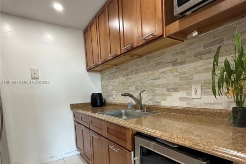 Condo in North Miami, Florida, 1 bedroom  № 1762969 - photo 4