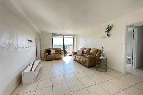 Condo in North Miami, Florida, 1 bedroom  № 1762969 - photo 2