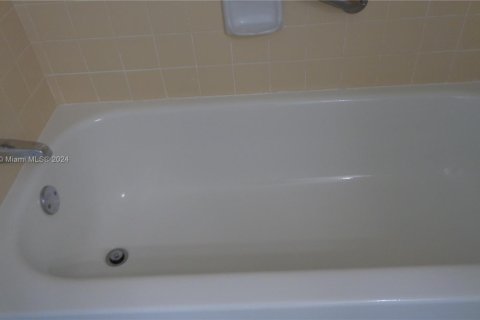 Condominio en venta en Tamarac, Florida, 2 dormitorios, 117.99 m2 № 1979107 - foto 28