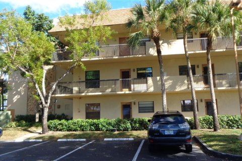 Condominio en venta en Tamarac, Florida, 2 dormitorios, 117.99 m2 № 1979107 - foto 1