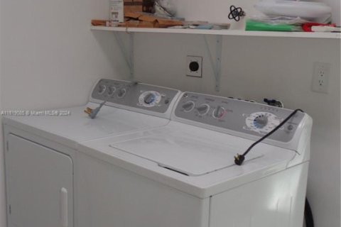 Condominio en venta en Tamarac, Florida, 2 dormitorios, 117.99 m2 № 1979107 - foto 18