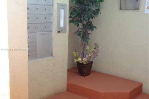 Condominio en venta en Tamarac, Florida, 2 dormitorios, 117.99 m2 № 1979107 - foto 2