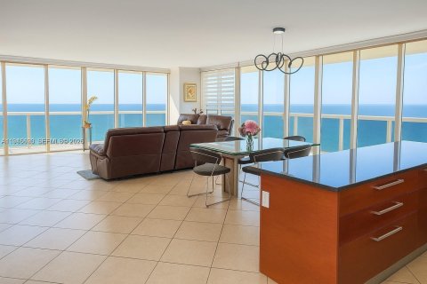Condo à Hallandale Beach, Floride, 3 chambres  № 2088916