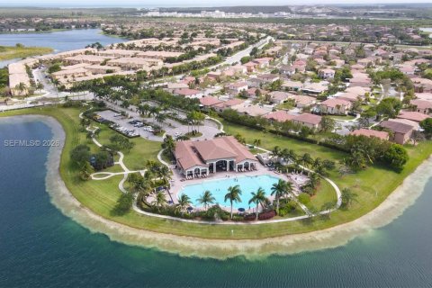 Townhouse in Miami, Florida 3 bedrooms, 135.54 sq.m. № 2043089 - photo 17