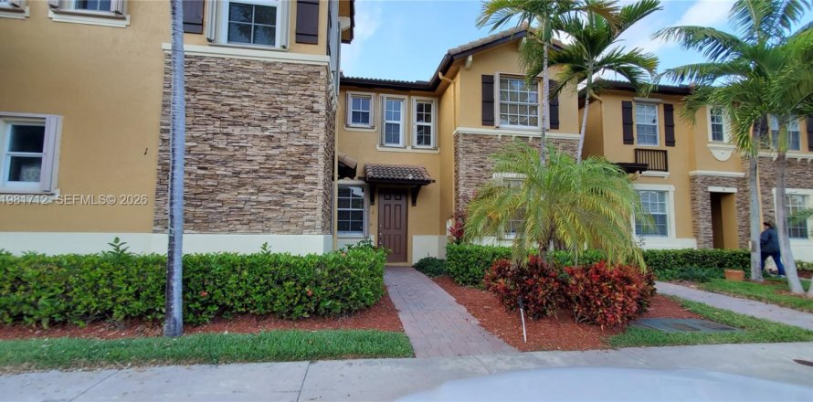 Townhouse in Miami, Florida 3 bedrooms, 135.54 sq.m. № 2043089