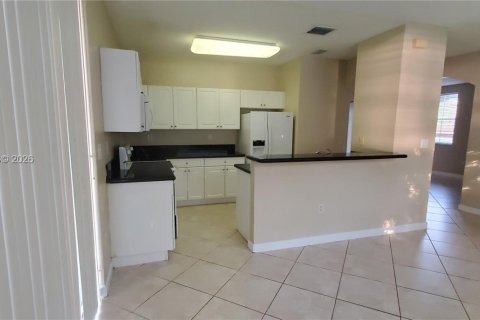 Townhouse in Miami, Florida 3 bedrooms, 135.54 sq.m. № 2043089 - photo 12