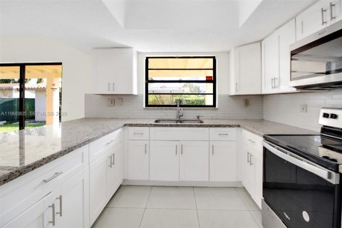 Casa en venta en Miami, Florida, 4 dormitorios, 137.31 m2 № 2030394 - foto 5