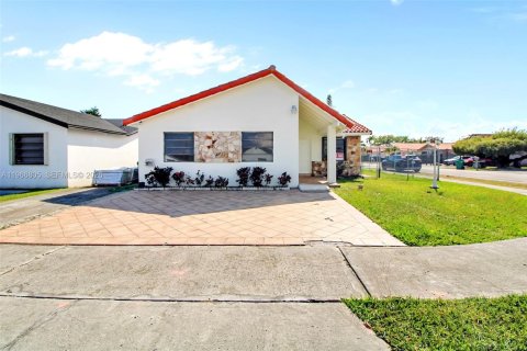 Casa en venta en Miami, Florida, 4 dormitorios, 137.31 m2 № 2030394 - foto 17