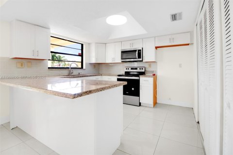 Casa en venta en Miami, Florida, 4 dormitorios, 137.31 m2 № 2030394 - foto 20