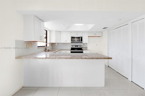 Casa en venta en Miami, Florida, 4 dormitorios, 137.31 m2 № 2030394 - foto 21