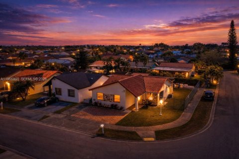 Casa en venta en Miami, Florida, 4 dormitorios, 137.31 m2 № 2030394 - foto 2