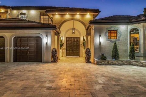 House in Miramar, Florida 7 bedrooms, 368.45 sq.m. № 1994566 - photo 2