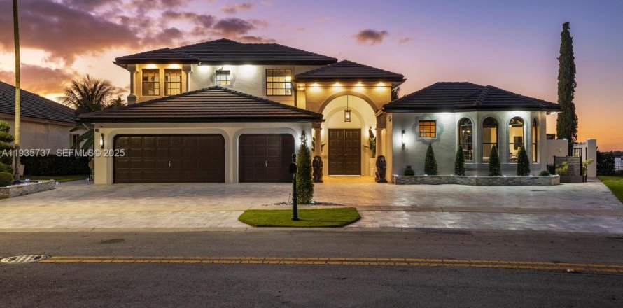 House in Miramar, Florida 7 bedrooms, 368.45 sq.m. № 1994566